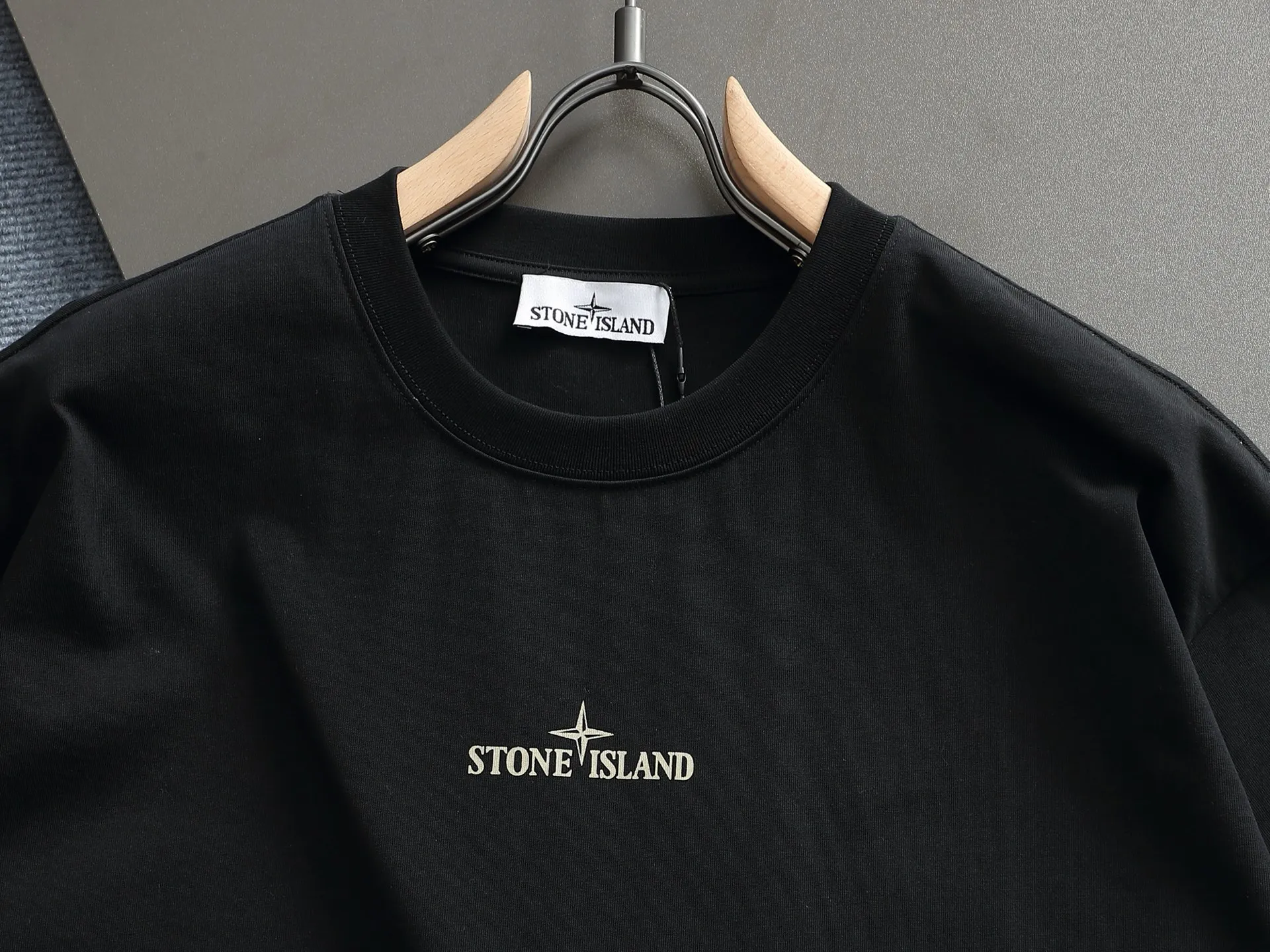 P150 Stone Island 2025FW new autumn and winter geometric print short-sleeved base T-shirt. Pure background color with the brand's iconic compass logo + geometric line printing on the back, full of cool recognition. The basic round neck version is suitable for various body shapes, the fabric is soft and breathable, and multiple colors are available. Suitable for daily outings and casual wear, easy to wear on the street. Color: black and white Size: XSSML